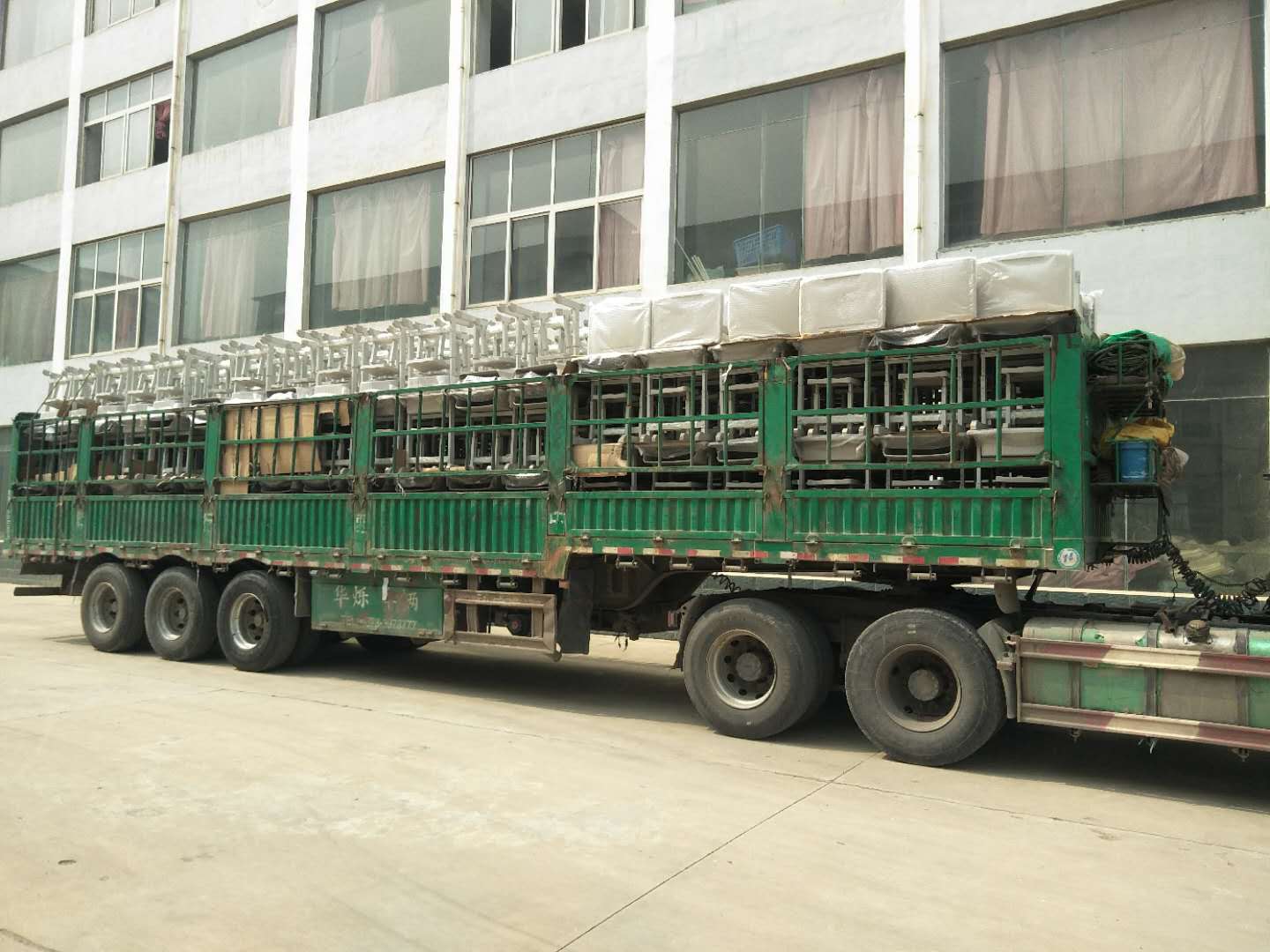 案例|睿學卓藝4000余套課桌椅批量發(fā)貨，交付客戶